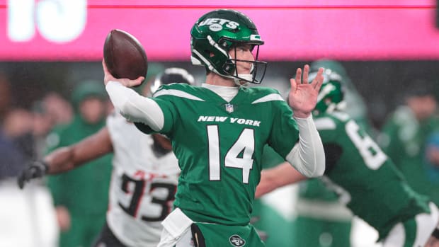 Jets' QB Trevor Siemian attempts a pass vs. Atlanta